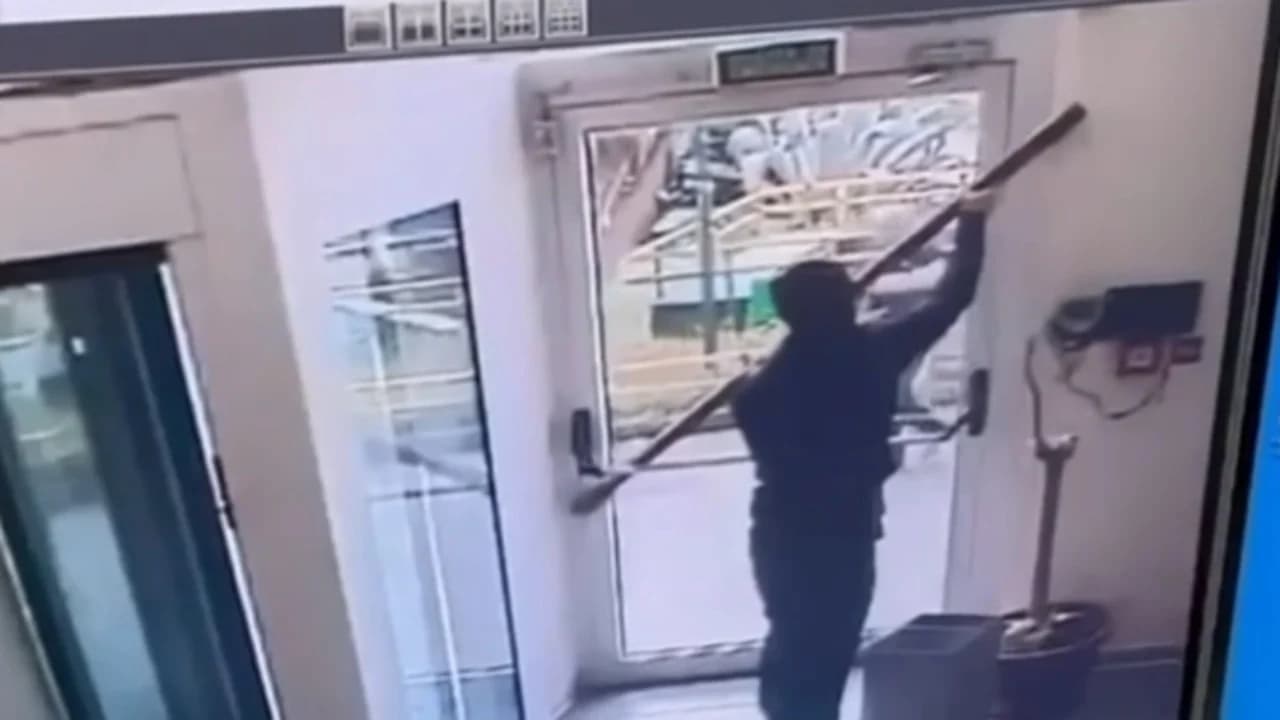 Grabitja spektakolare në Napoli, momenti kur tre hajdutët futen brenda në bankë