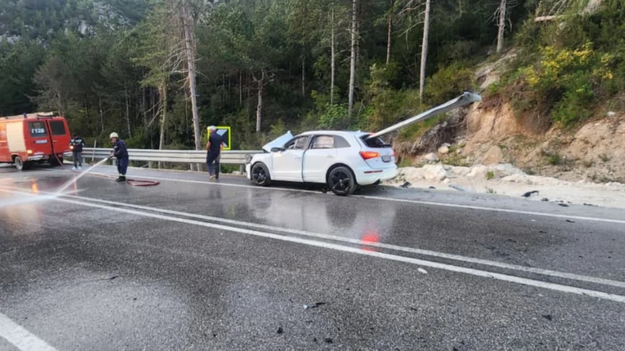 Aksident i frikshëm në Vlorë/ Barriera e rrugës ndan në dysh makinën, shpëton i riu