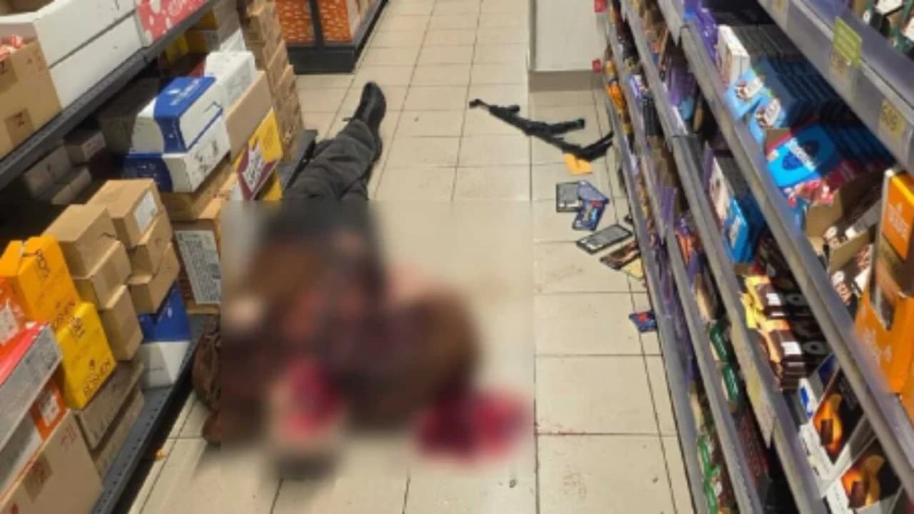 Vrau 5 persona dhe plagosi 10 të tjerë me armë/ Kush është autori i ekzekutuar nga policia në Kiev, një nga viktimat i mbuluar në gjak…