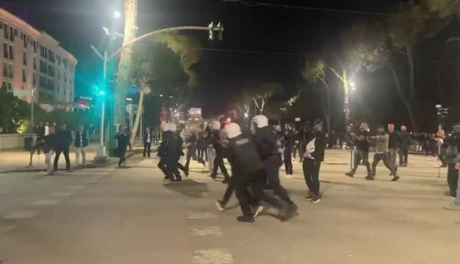 Po hidhnin molotov drejt kryeministrisë, policia arreston në flagrancë disa persona