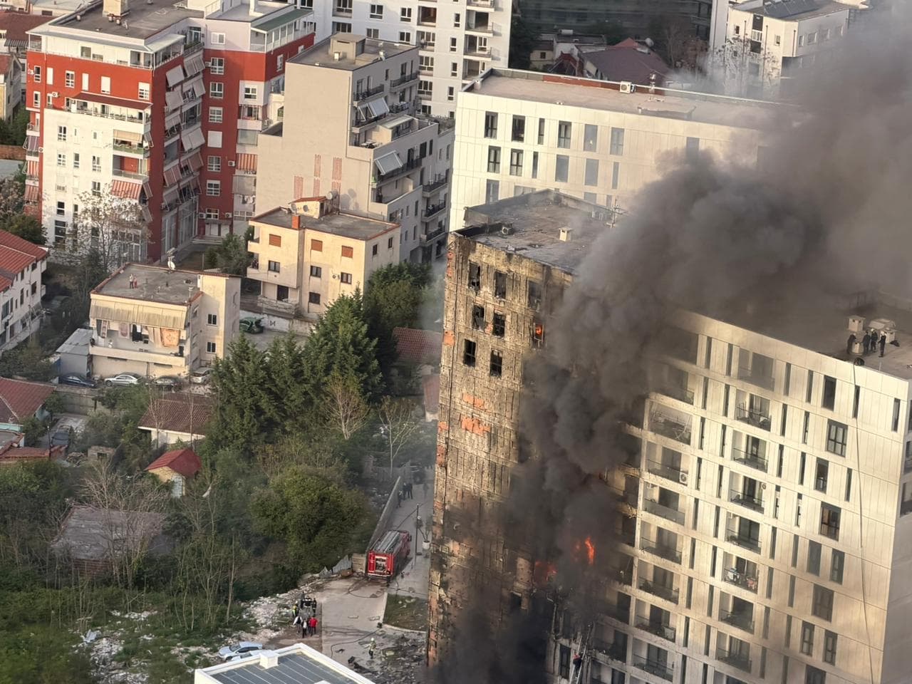 Zjarri në pallatin shumëkatësh pranë spitalit “Nënë Tereza”, reagon Ministria e Mbrojtjes: Në vendngjarje dhjetëra forca zjarrfikëse