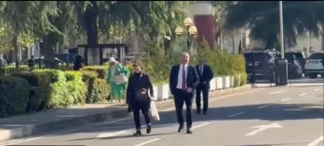 Interpelanca me ministrin e Bujqësisë, Braçe befason, shkon në Parlament me qese me domate