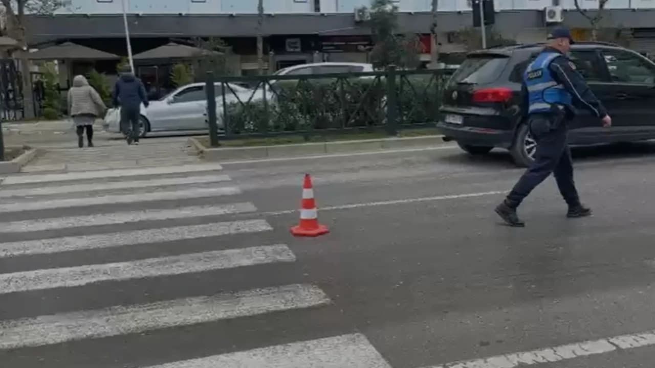 Kamioni përplaset me motomjetin në Tiranë, vdes drejtuesi, plagoset edhe një punonjës policie
