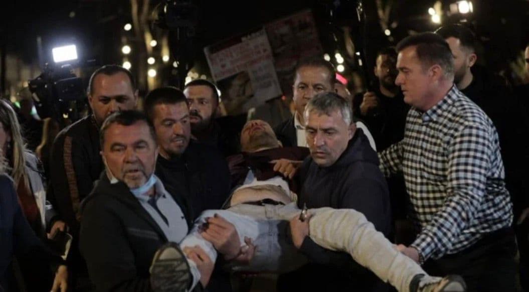 Tensionet në protestën e PD-së, Aulon Kalaja në gjendje të rënduar shëndetësore nga gazi, dërgohet me ambulancë në spital