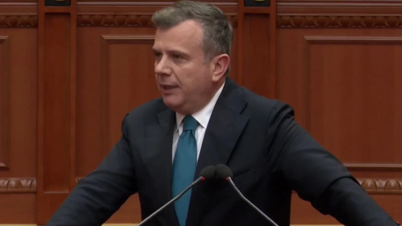 “Kishte revoltë për të mos marrë pjesë në minutën e heshtjes për akademikun Rexhep Qosja”, Balla i drejtohet demokratëve në Kuvend: Nuk e meriton PD-ja këtë turp
