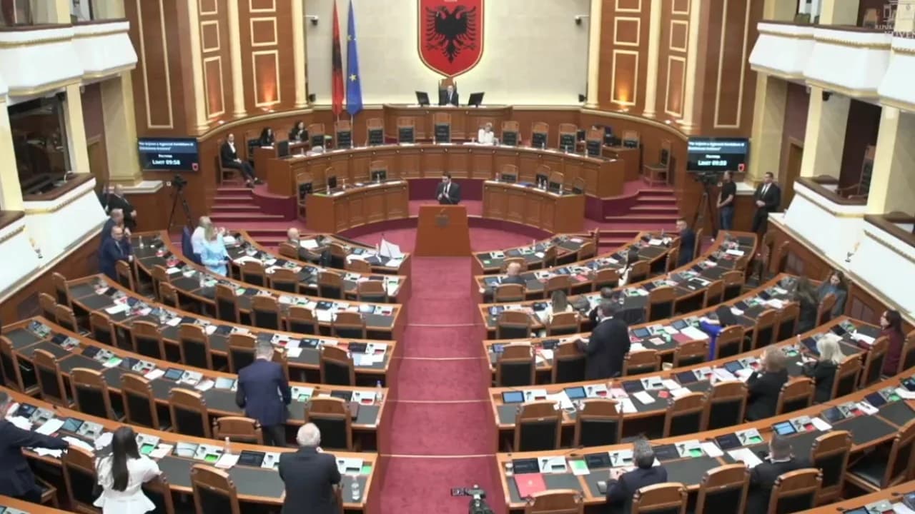 Seanca maratonë/ PS votoi në mungesë të opozitës, u miratuan ndryshimet në projektligjin për arsimin dhe Gardën, kreu do emërohet nga Kryeministri
