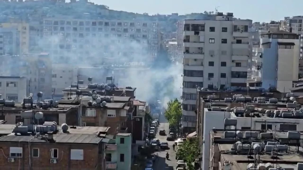Vatër zjarri në Durrës/ Flakët vihen në kontroll, një i moshuar përfundon në urgjencë