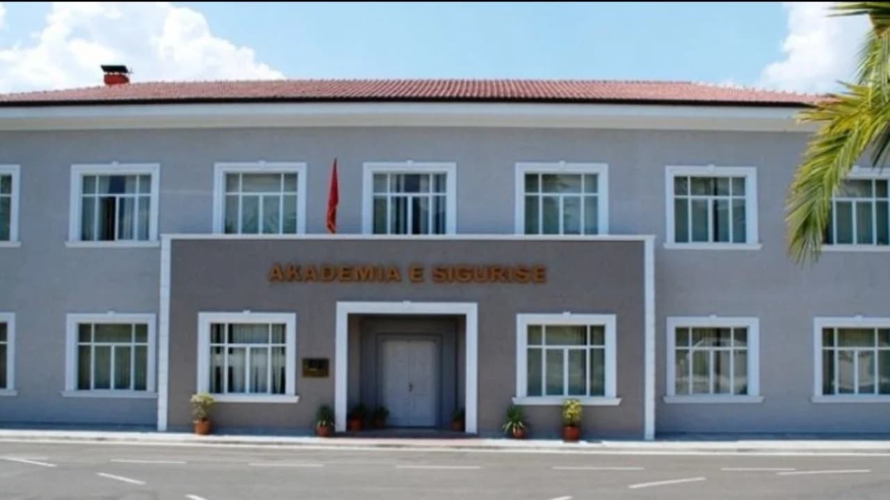 Helmimi i 56 studentëve të Akademisë së Policisë, arrestohet teknologu dhe kuzhinieri i kompanisë katering, shpallet në kërkim administratorja