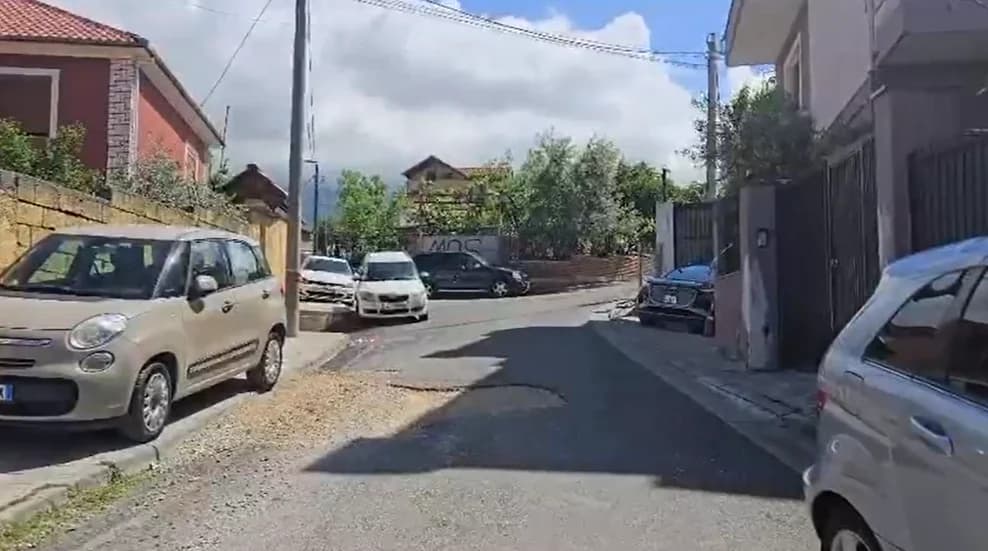 Plagosja e efektivit në Tiranë, pezullohet nga detyra pas ngjarjes, si tentuan dy vëllezërit të ekzekutonin 31-vjeçarin jashtë banesës