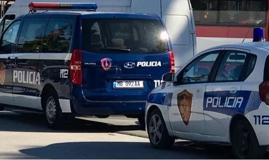E rëndë në Vlorë/ Një grua futet me thikë në Gjykatën e Shkallës së Parë, arrestohet nga forcat e policisë