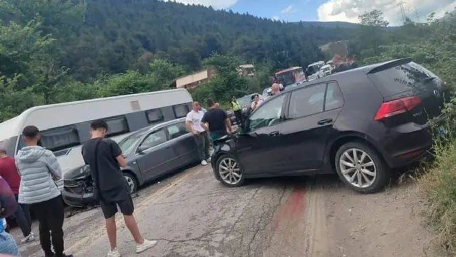 Aksident në aksin Elbasan-Prrenjas, plagosen 2 vajza