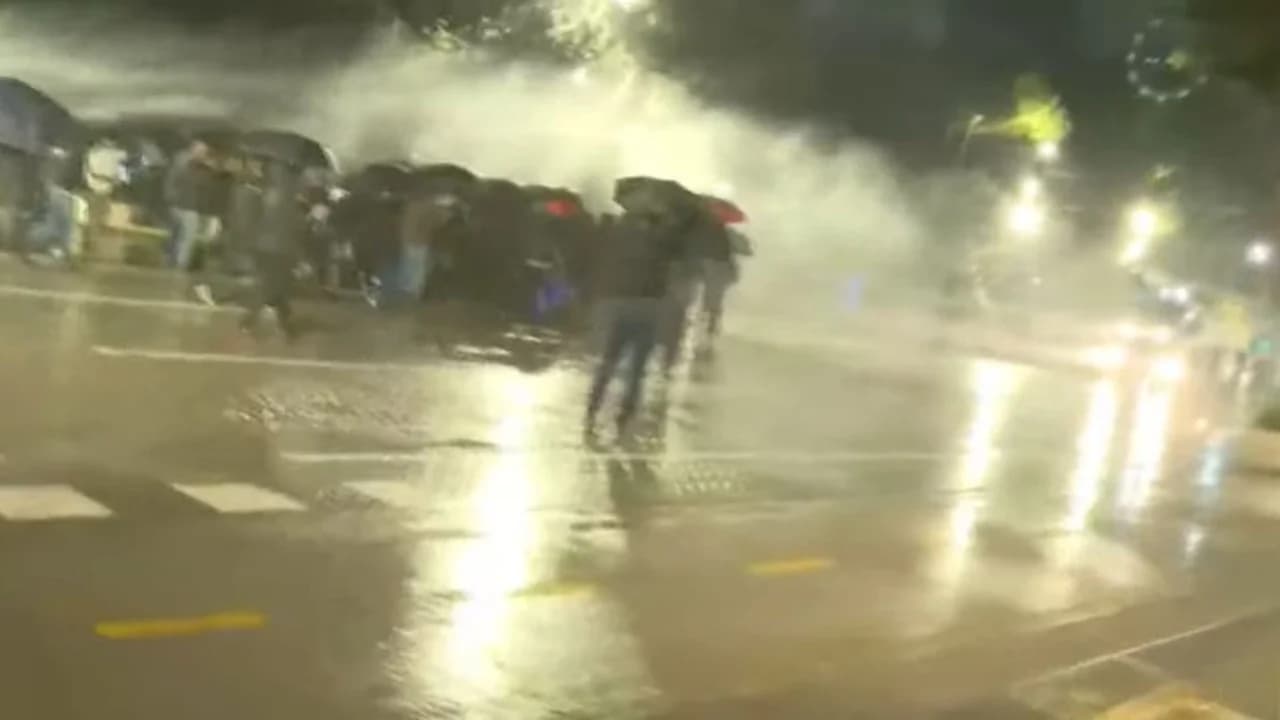 Marshimi drejt Ministrisë së Brendshme/ Protestuesit e PD-së hedhin molotovë, policia i shpërndan me gaz lotsjellës dhe ujë