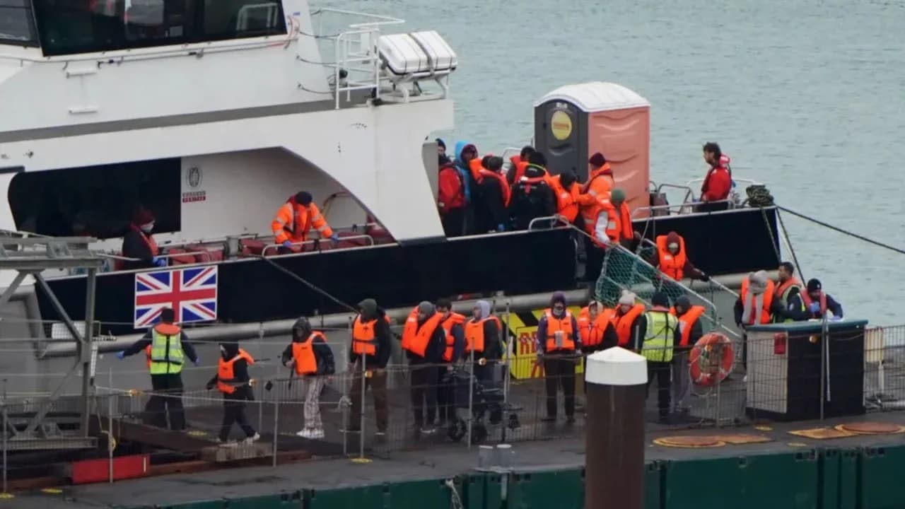 Britania i beson Inteligjencës Artificiale verifikimin e emigrantëve të paligjshëm, ja si do të funksionojë/ Reagime të ashpra nga organizatat për të drejtat e njeriut: Mizore!