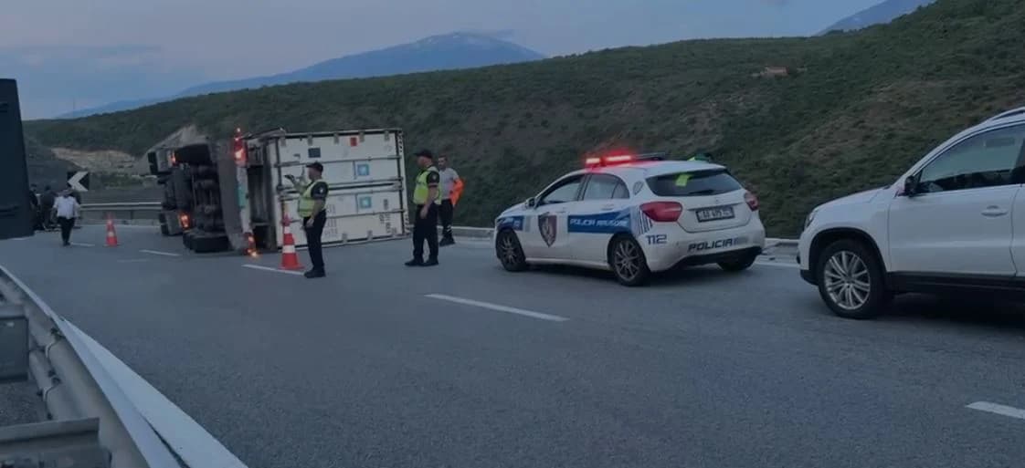 Kamioni me produkte mishi del nga rruga në ‘Rrugën e Kombit’, shoferi shpëton për mrekulli pas defektit në frenim