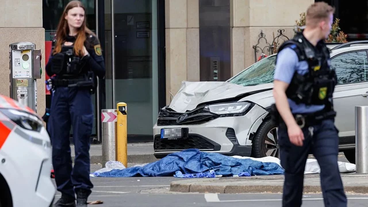 Makina përplas turmën me njerëz në Leipzig të Gjermanisë, dy të vdekur dhe 22 të plagosur