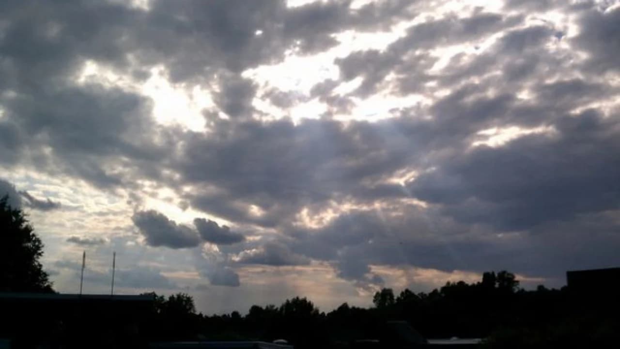 Kushte atmosferike të paqëndrueshme dhe vranësira, si parashikohet moti për këtë të dielë