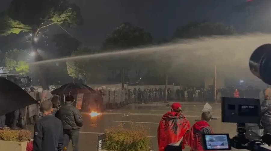 Pas molotovëve dhe fishekzjarrëve, protestuesit nisin dhe gjuajnë me gurë drejt kordonit të policisë