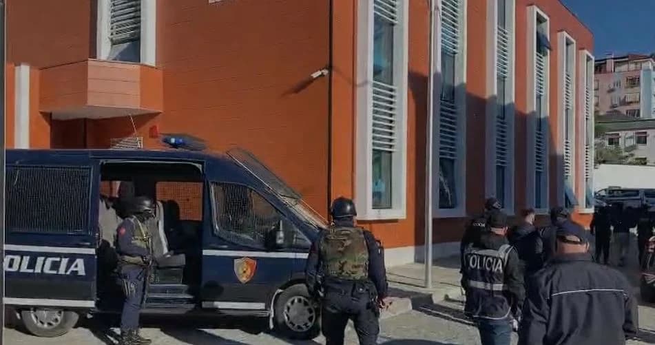 Operacion antidrogë në Elbasan, shoqërohen 26 persona, sekuestrohen kokainë dhe kanabis