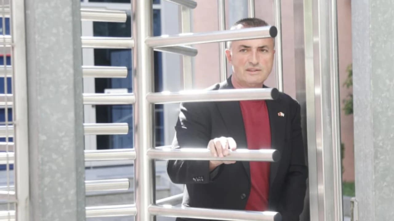Rreth dy orë brenda SPAK, Tërmet Peçi reagon pasi del nga dyert e Prokurorisë së Posaçme: E dinë ata…