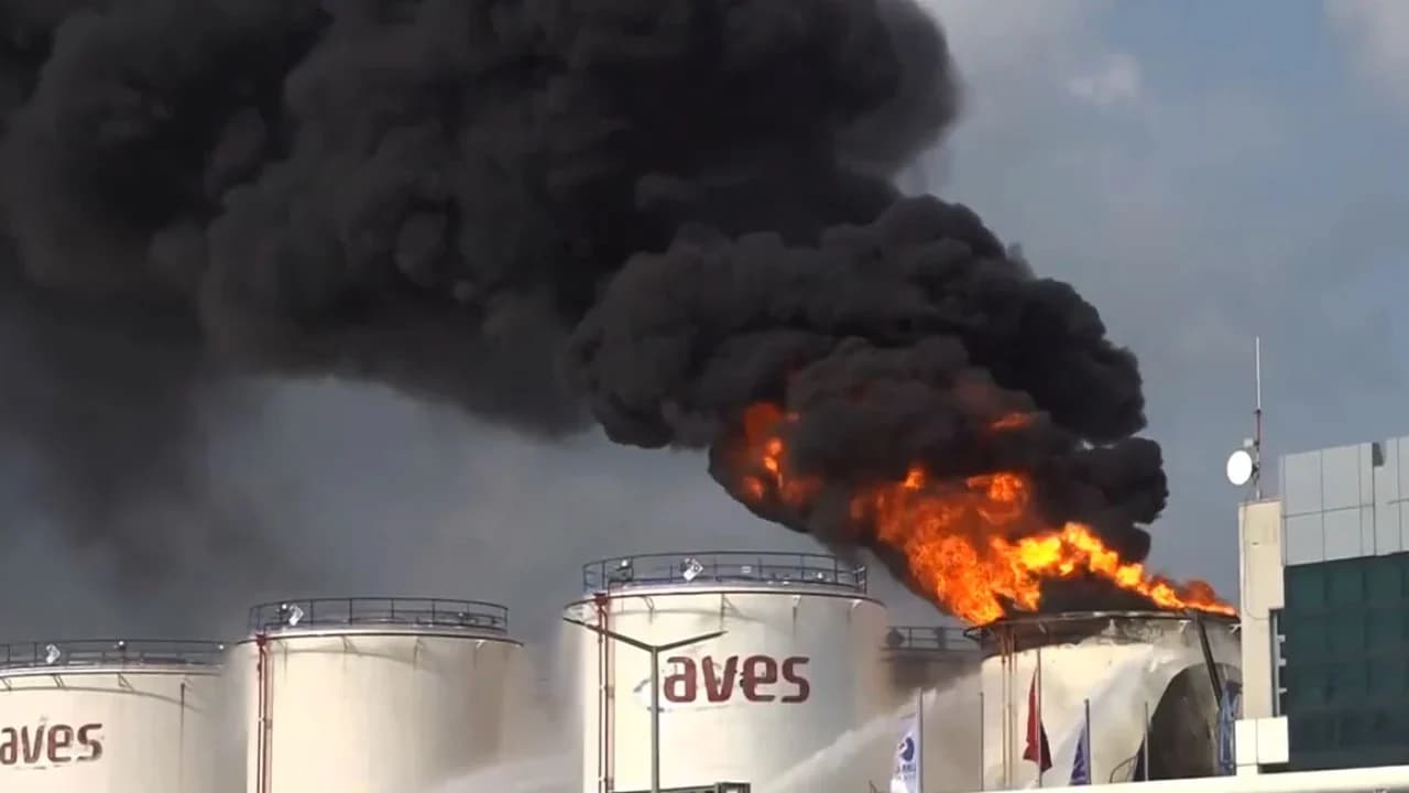 Zjarr masiv në një fabrikë me lëndë djegëse në Turqi/ Humb jetën punëtori 47-vjeçar, ra nga lartësia pas shpërthimit të flakëve