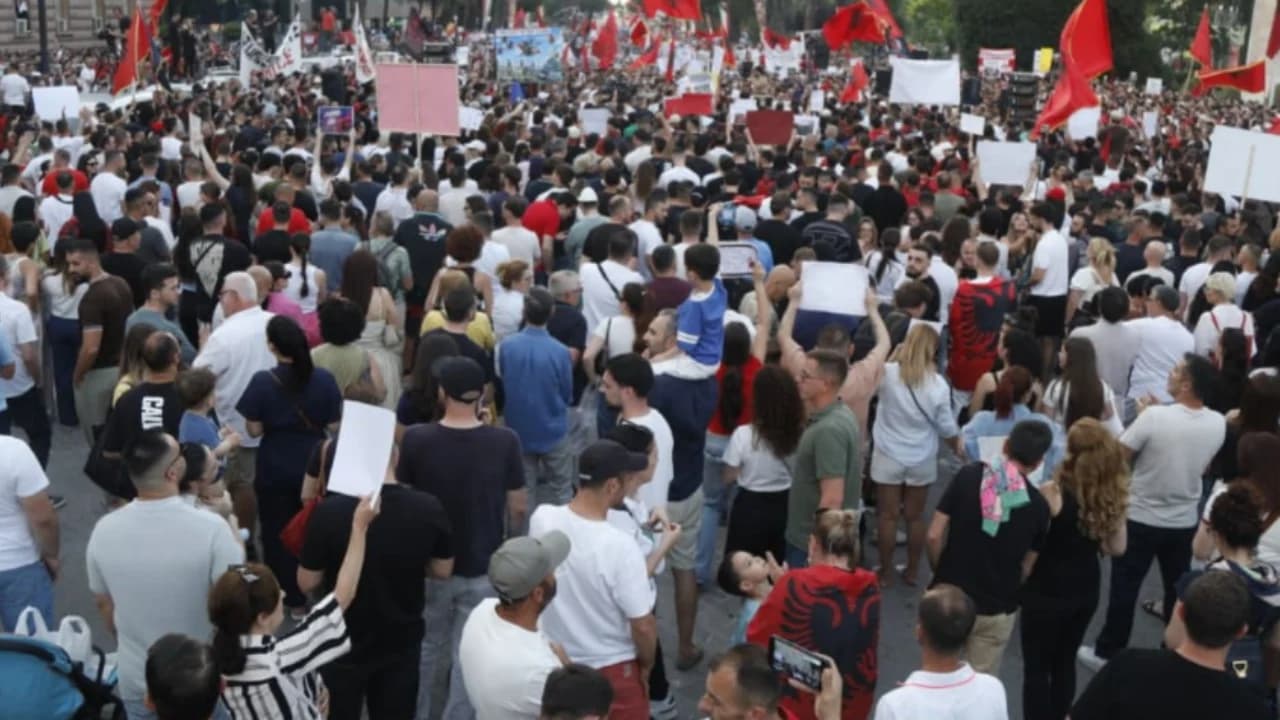 Protesta në Tiranë për Zvërnecin, qytetarët mblidhen para Kryeministrisë me 10 kërkesa: Shtohen edhe shëndetësia, arsimi, pensionistët