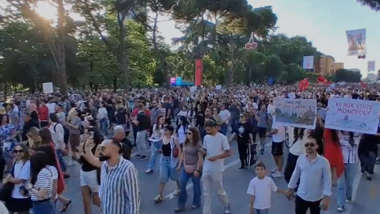 Dita e dytë radhazi e protestës në Tiranë për Zvërnecin, mijëra qytetarë nisin marshimin nga Ministria e Brendshme drejt Kryeministrisë