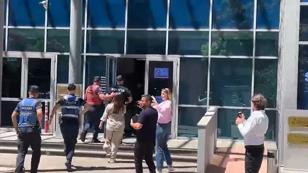 Sherri i dhunshëm në GJKKO brenda kafazit të xhamit, momenti kur forca të shumta policie futen me vrap në ambientet e Gjykatës së Posaçme