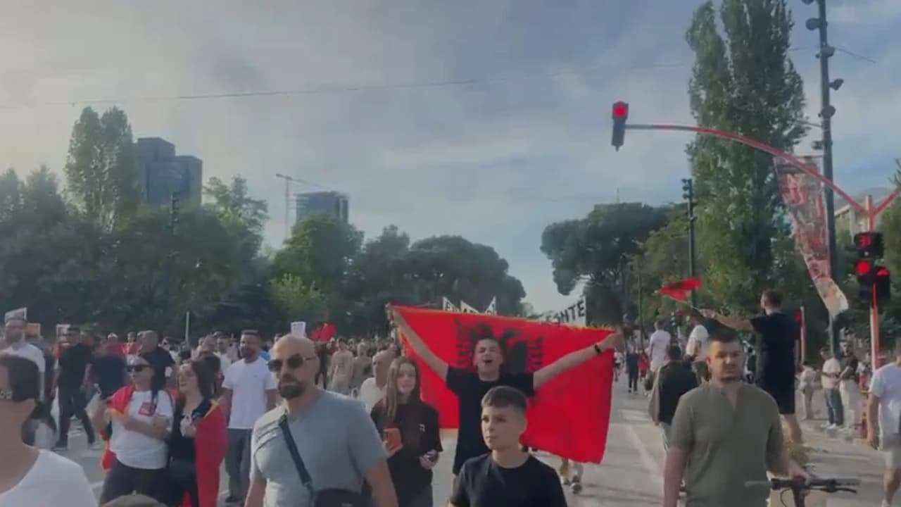 Dita e shtatë e protestës, qytetarët në shesh në Tiranë kundër investimit në Zvërnec, tubim edhe në Shkodër