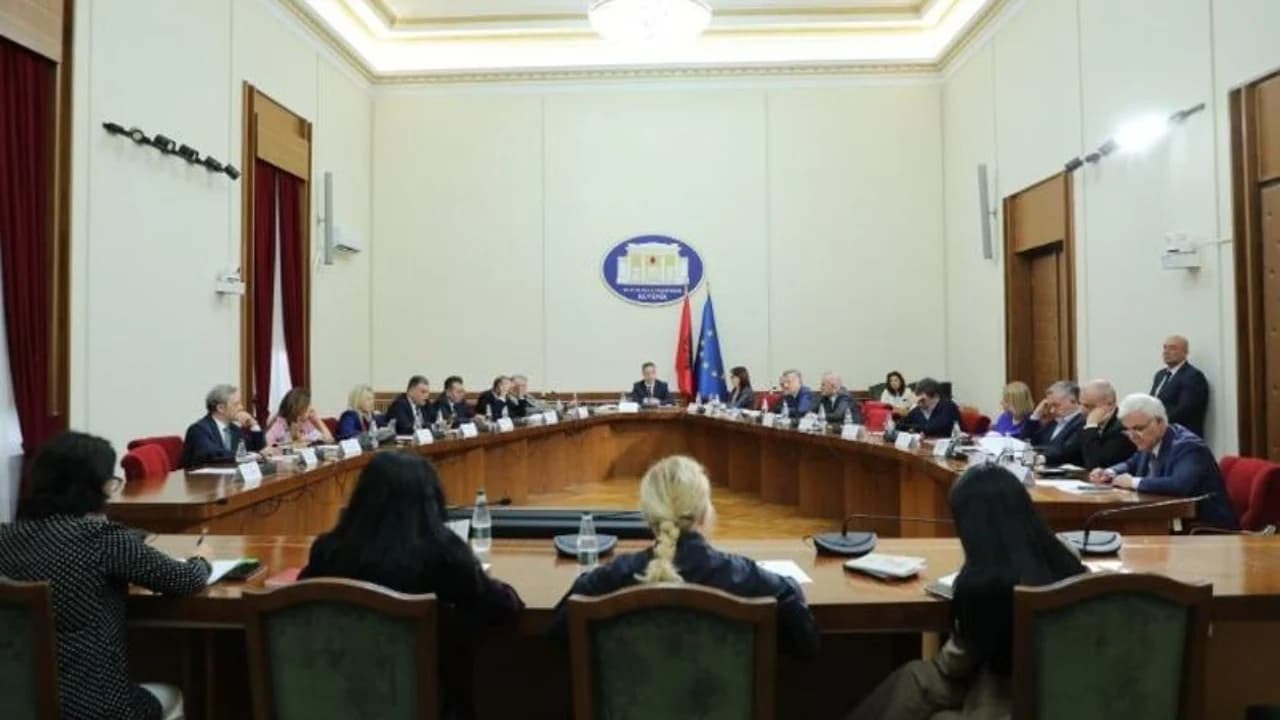 PD-PS përplasen për protestën, rrëzohet kërkesa për mocion me debat. Opozita: Po denigroni protestuesit. Balla: Nëse keni këllqe mblidhni 28 firma e bëni mocion mosbesimi