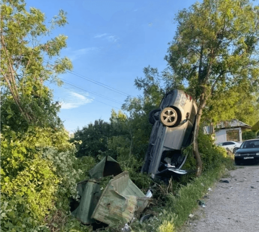 Aksident i rëndë në Bulqizë/ Makina mbetet e varur në pemë, plagosen dy persona