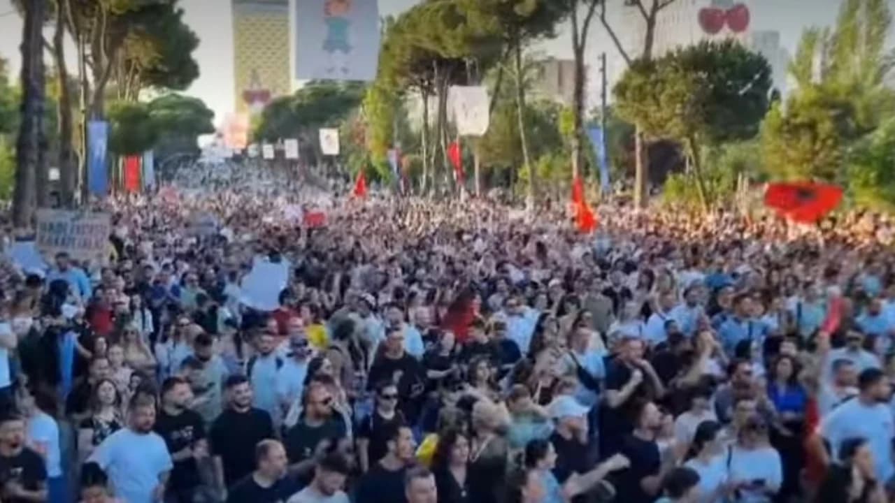 “Anulo projektet”, protesta përpara Kryeministrisë për Zvërnecin, qytetarët çajnë kordonin e policisë. 4 kërkesat për Qeverinë