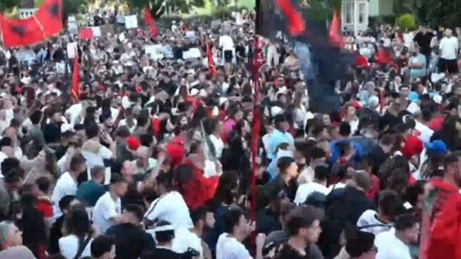 Protesta në Tiranë/ Një fëmijë humb mes qytetarëve, u kërkohet të gjithë protestuesve të ulen në gjunjë