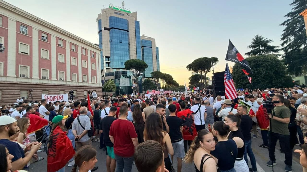 Dita e 18-të e protestës jopartiake, qytetarët ‘stacionohen’ para Kryeministrisë, nisin fjalimet: Votimi në PE për zonat e mbrojtura, fitorja jonë e parë
