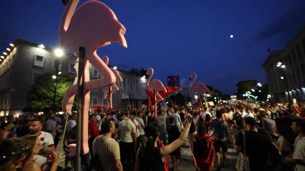 Dita e 26-të e protestës, qytetarët marshojnë në kryeqytet, ulen këmbëkryq para Parlamentit: Shqipëria kërkon revolucion