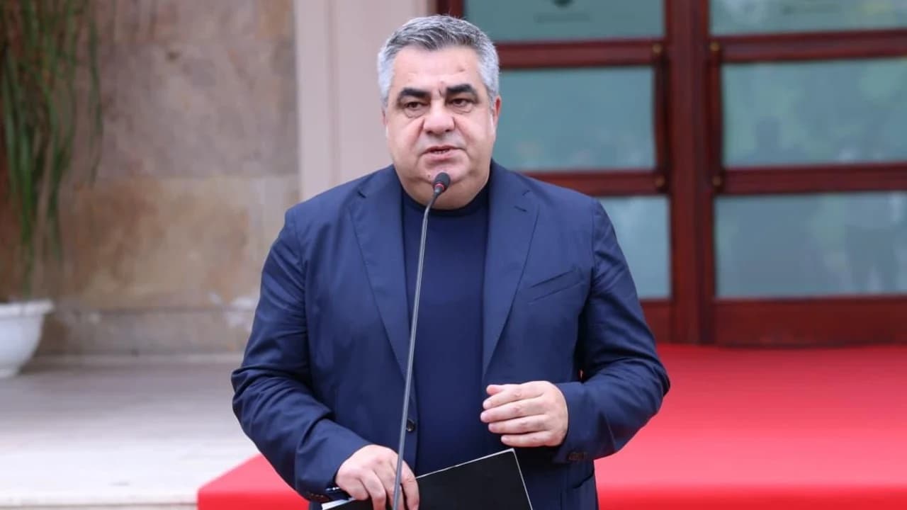 “Ujku mjegull do, e shfrytëzojnë për qëllime…”/ Protestuesit ende para Kryeministrisë, ministri Gonxhja: Shqipëria nuk mund të përmbyset kaq befas