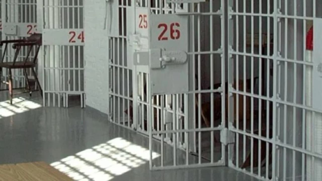 Ndodhej në të njëjtën qeli me të birin, ndërron jetë 62-vjeçari i burgosur, dyshohet se…