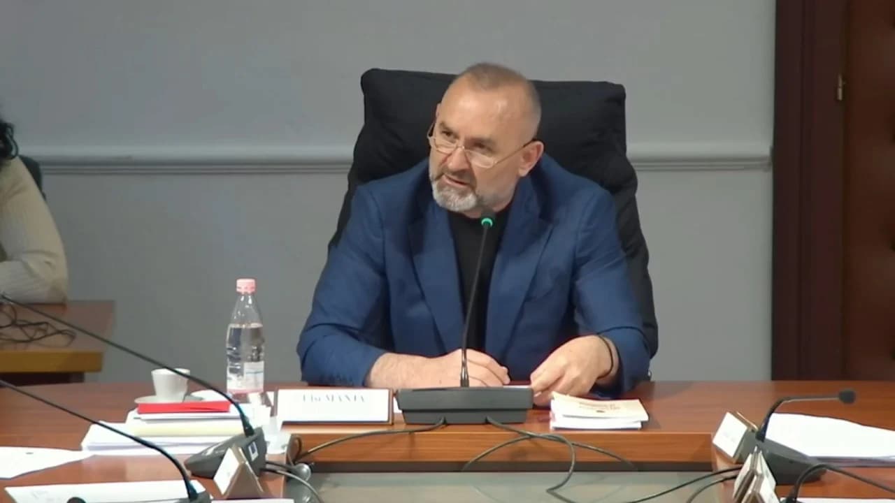 Komisioni i Ligjeve miraton draftin për amnistinë. Manja kërkon edhe mbështetje e PD në seancë, Gjin Gjoni: E kuptojmë që iu ka ikur një deputet dhe doni vota