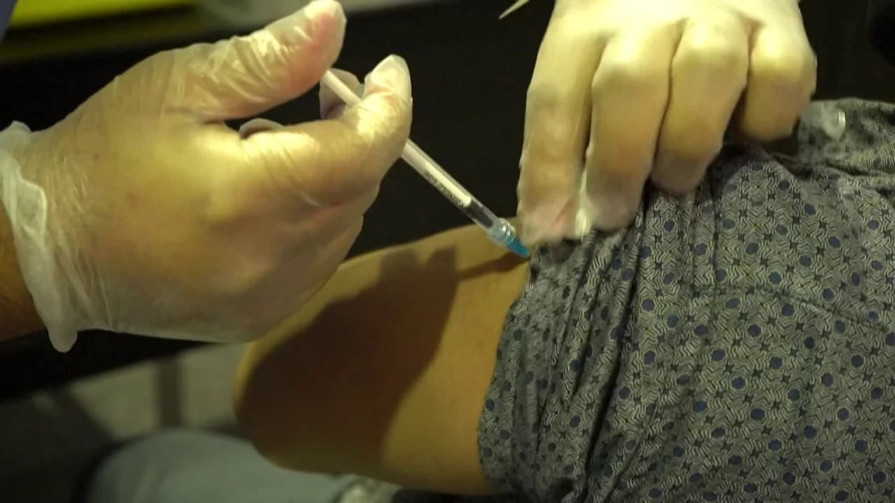 Vaksina ndaj Covid mbron edhe zemrën, studimi: Ul ndjeshëm rrezikun për infarkt dhe goditje në tru