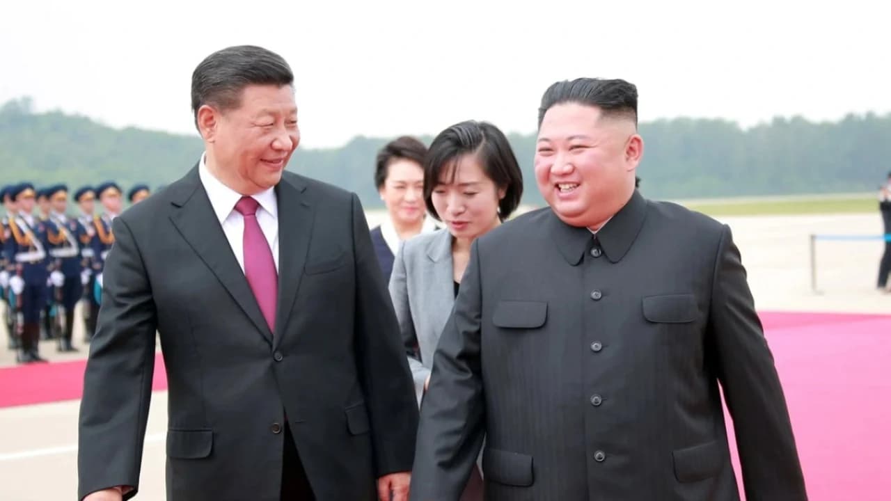 Presidenti i Kinës Xi Jinping viziton Korenë e Veriut, pritet me ceremoni madhështore dhe të shtëna topi nga Kim Jong Un