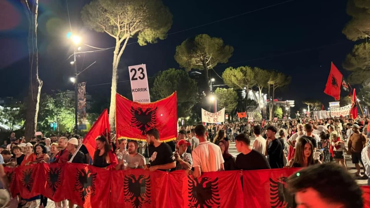 Dita e 48-të e tubimit në Tiranë/ Një protestues tenton t’i afrohet makinës së Ramës, shoqërohet nga policia. Paralajmërohet protestë para Kuvendit