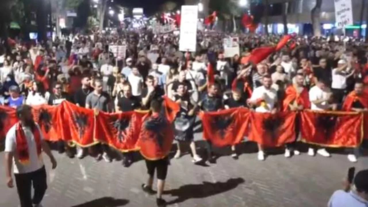 Dita e 34-të e tubimit! “Lironi çunat, vëllezërit tanë”, protestuesit nisin marshim në rrugët e kryeqytetit, destinacioni komisariati nr. 3