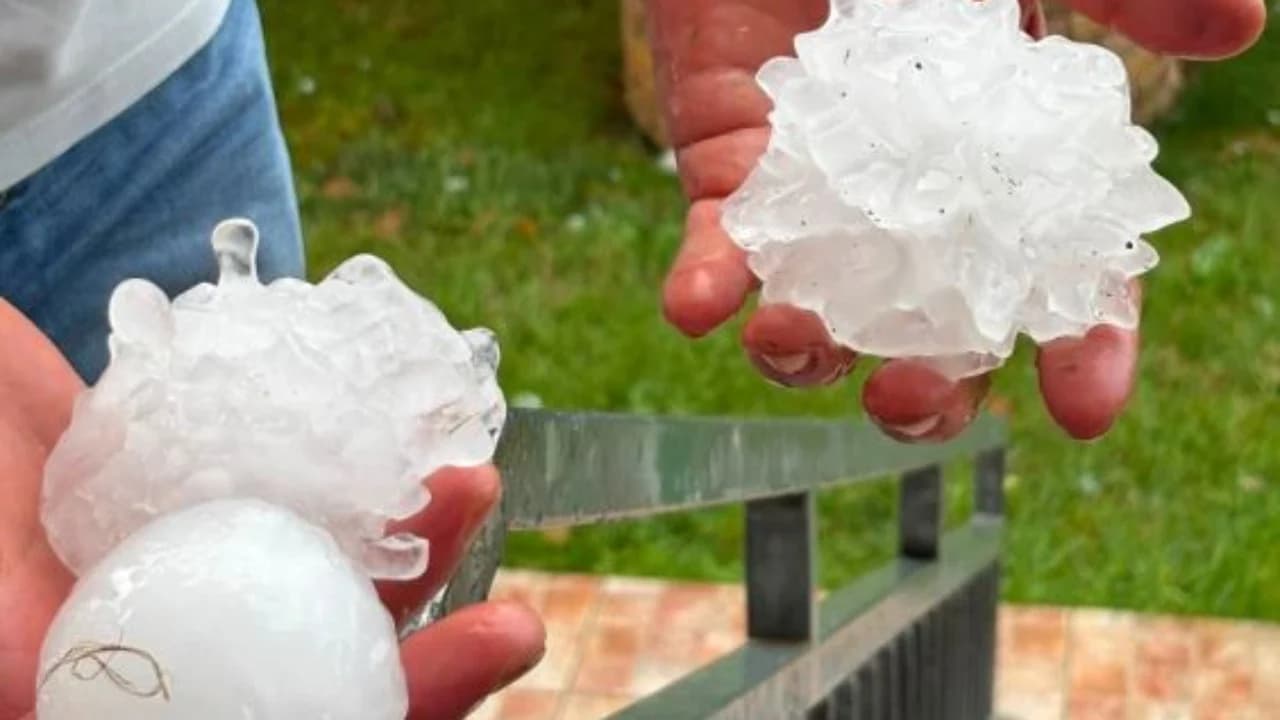 Pamje apokaliptike në Itali, breshëri sa një top tenisi/ Stuhia e fuqishme paralizon qarkullimin e makinave, dëme të shumta