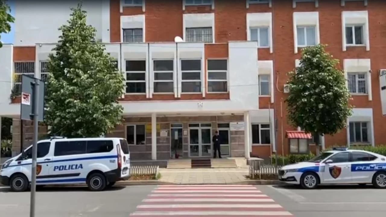 Kultivonte kanabis bashkë me djalin e tij, Prokuroria e Kukësit njoftim zyrtar për 70-vjeçarin: I gjetëm tre parcela me bimë narkotike në banesë