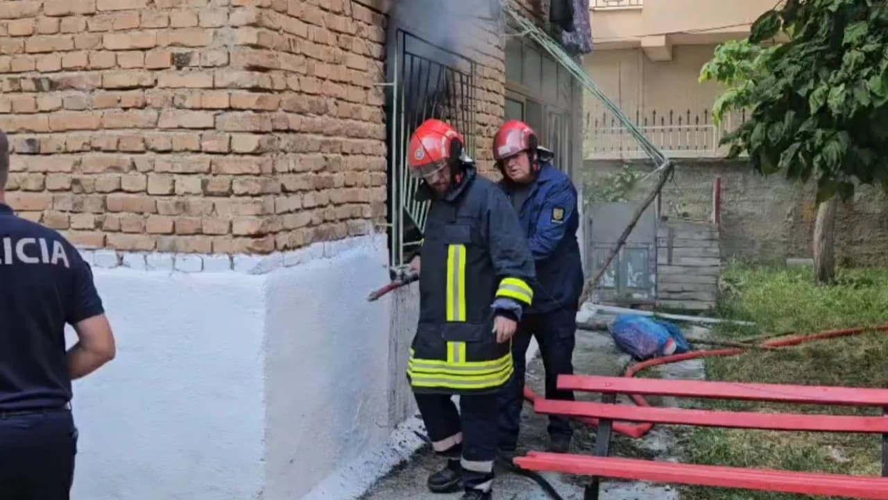 Zjarr në një banesë në Korçë, ndërron jetë i moshuari, detajet e para