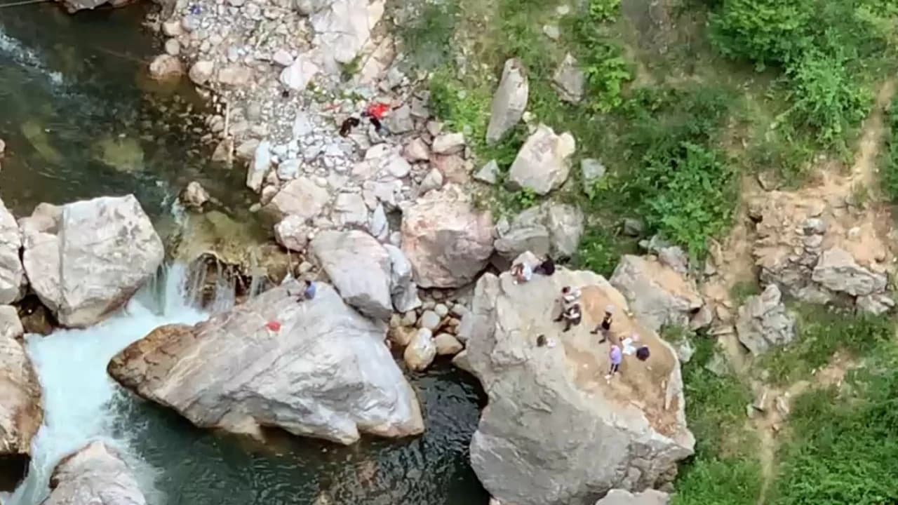 Mendohet se u rrëzua gjatë ngjitjes së shkëmbinjve pranë Urës së Vashës, dyshohet për një viktimë në Klos, vijojnë kërkimet