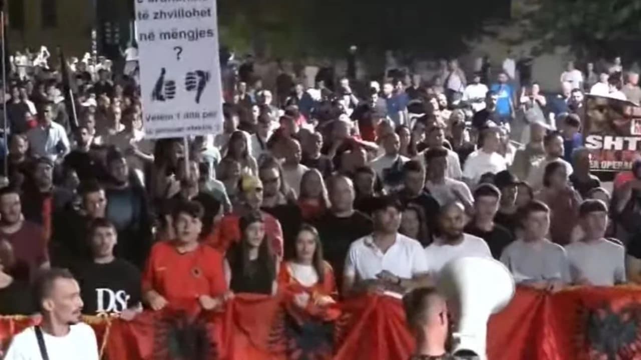 39 ditë protestë në Tiranë, tubuesit me pankarta e thirrje kundër klasës politike, pas fjalimeve te Kryeministria marshojnë në kryeqytet