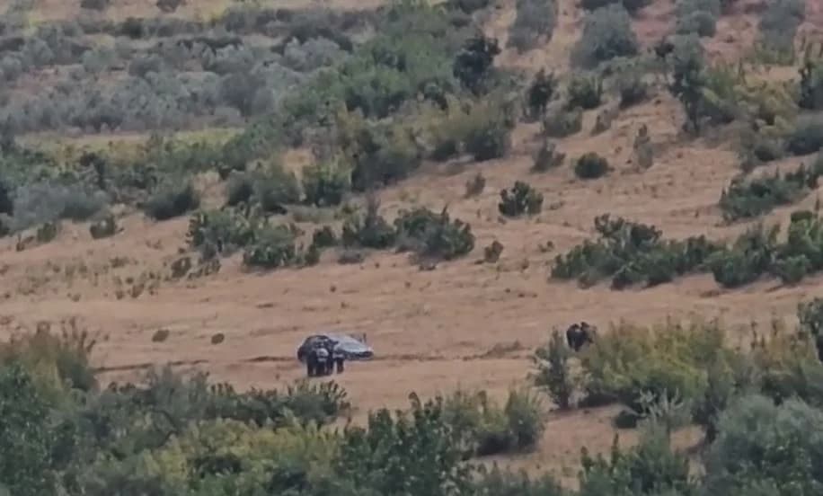 I mbyllur në makinën e tij vijon të rezistojë, autori i krimit në Roskovec nuk bindet nga RENEA, pozicionohen në terren snajperistët