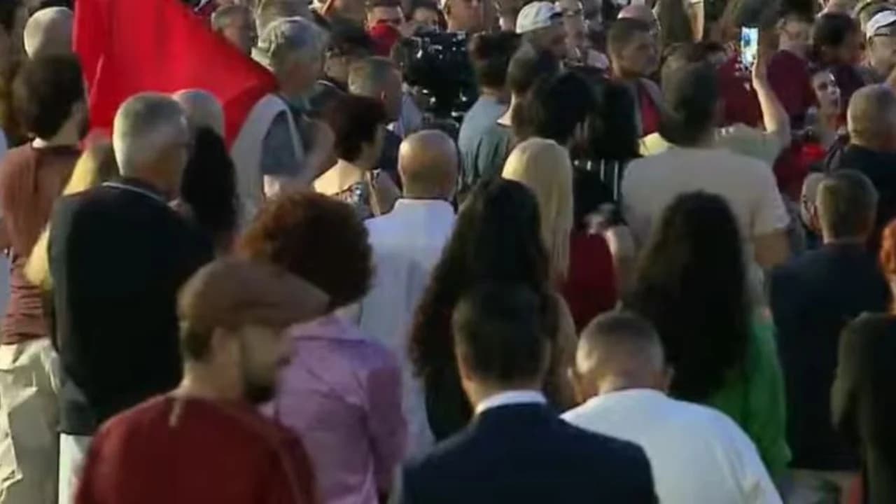 “Jep dorëheqjen, duam qeveri teknike”, 57 ditë protestë para Kryeministrisë, tubuesit nuk tërhiqen nga kërkesat
