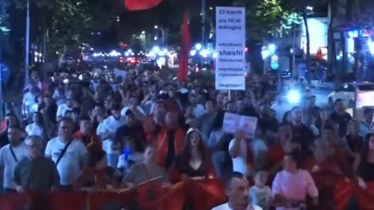 Protestuesit marshojnë për të 41-ën ditë në Tiranë, thirrje për largimin e klasës së vjetër politike dhe qeveri teknike