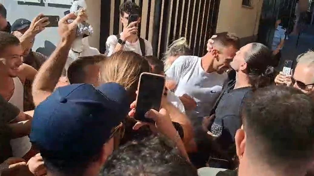 Puthje në ballë e brohorima, lirohen protestuesit e arrestuar të enjten, miqtë i presin me ovacione jashtë komisariatit